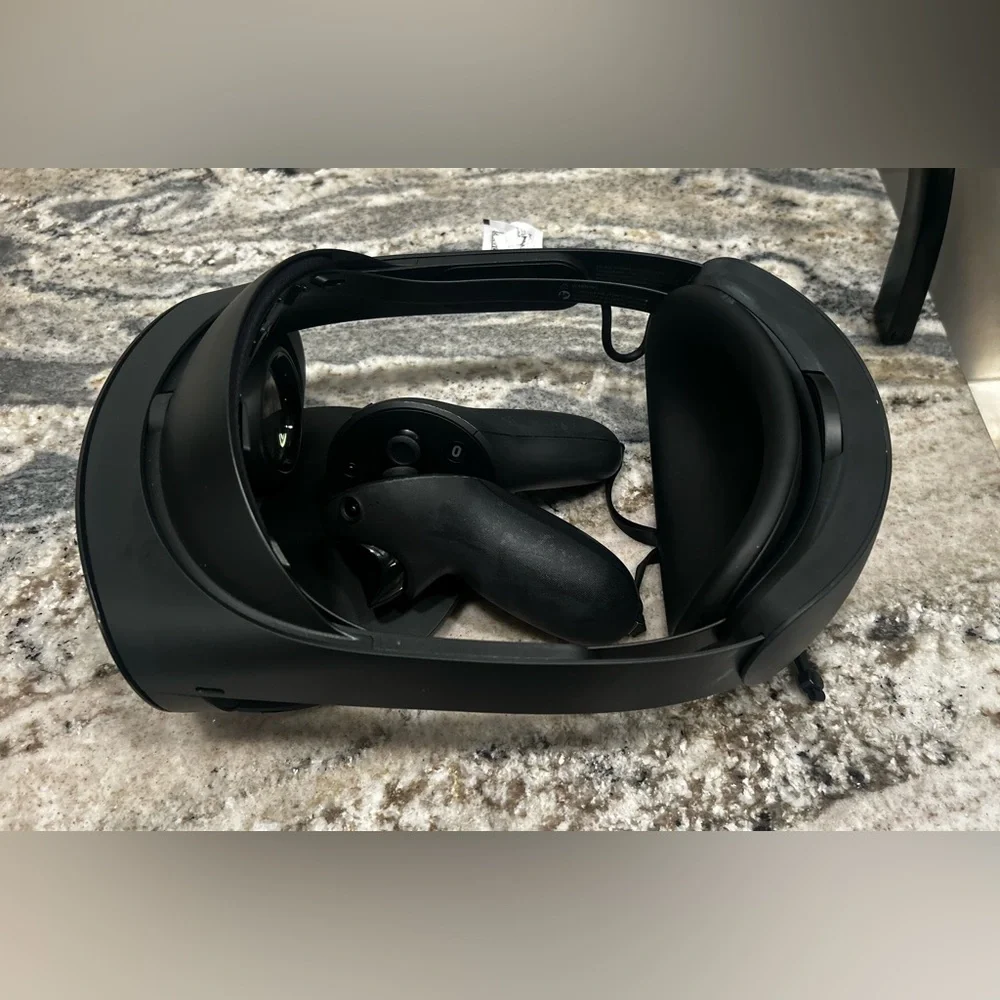 Oculus Black VR Headset with Controllers and Charging Dock